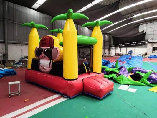 Un puente inflable comercial con accesorios y diseño de mini mono