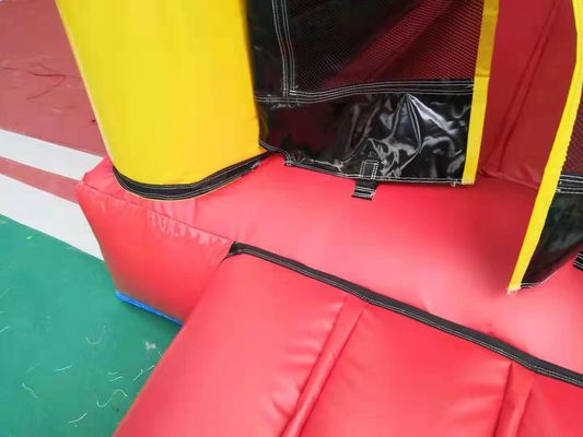 Un puente inflable comercial con accesorios y diseño de mini mono