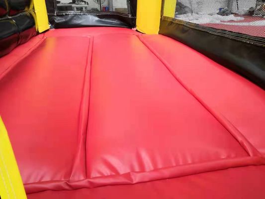 Un puente inflable comercial con accesorios y diseño de mini mono