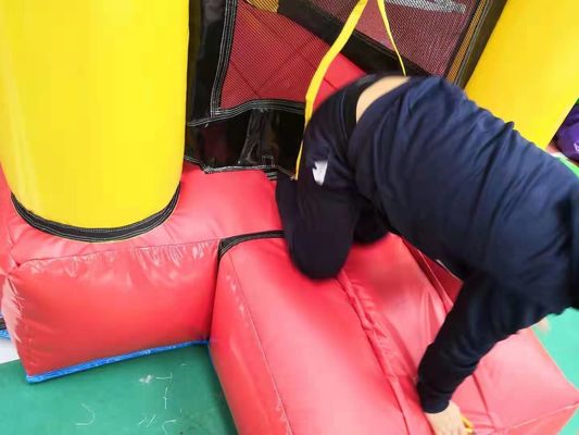 Un puente inflable comercial con accesorios y diseño de mini mono