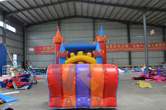 Obtenga lo mejor de ambos mundos con nuestro deslizamiento de casa inflable de caballeros comerciales