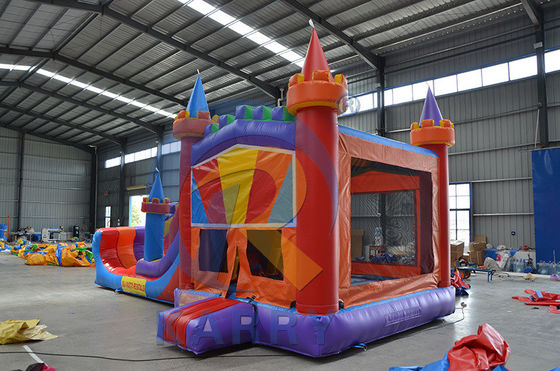 Obtenga lo mejor de ambos mundos con nuestro deslizamiento de casa inflable de caballeros comerciales