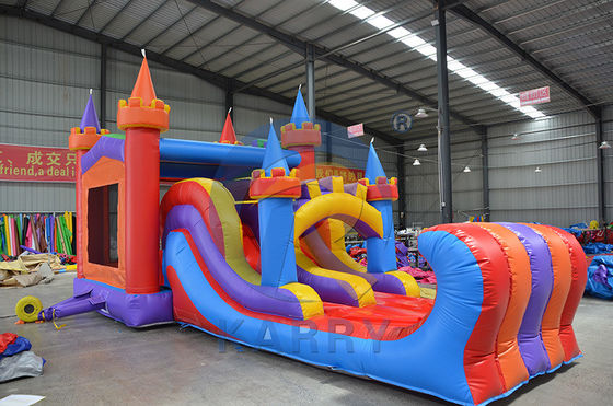 Obtenga lo mejor de ambos mundos con nuestro deslizamiento de casa inflable de caballeros comerciales