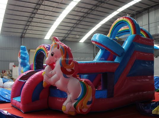 Alquiler de fiesta comercial 5x5.5m castillo inflable con deslizamiento unicornio