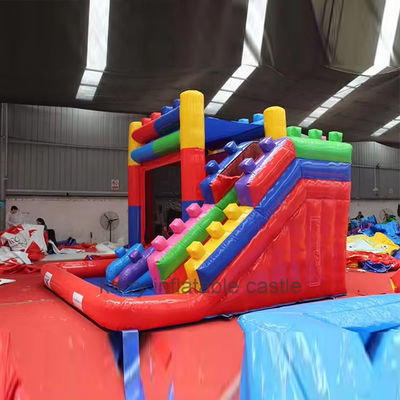 Combo de castillo saltante comercial con bloques de construcción de PVC inflables y tobogán