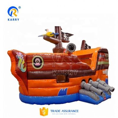 Juegos al aire libre Barco pirata Combo Jumper con toboganes inflables y casa del portero