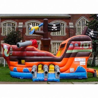 Juegos al aire libre Barco pirata Combo Jumper con toboganes inflables y casa del portero