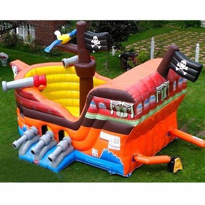Juegos al aire libre Barco pirata Combo Jumper con toboganes inflables y casa del portero