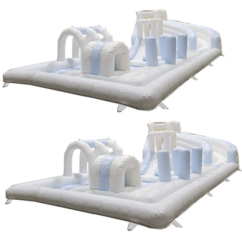 Pvc blanco unisex campo de obstáculos al aire libre inflables equipo de juego suave para niños tobogán de agua inflables con piscina