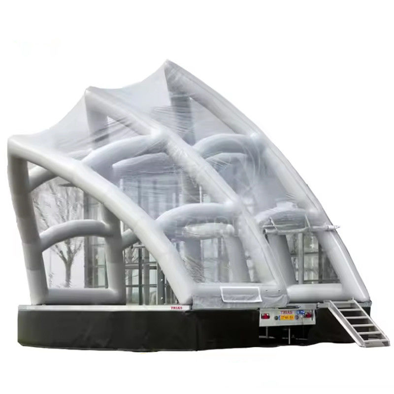 Tienda inflable al aire libre en la Ópera de Sydney con diseño blanco y accesorios incluidos