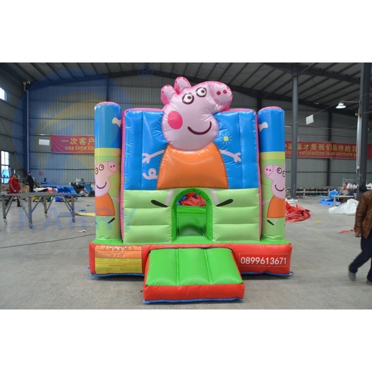 Unisex Hot Pink Cartoon Pig Castillo de salto con tobogán y aventura de mar de PVC personalizada