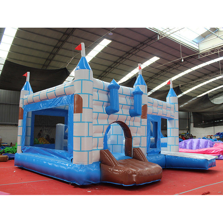 Lleve sus fiestas al siguiente nivel con nuestro castillo inflable de ladrillo cuadrado azul